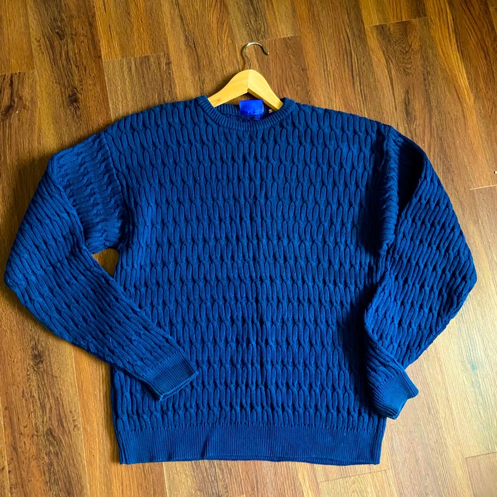 Nice sweater for TALL man - EUC 💙